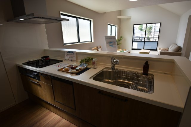 【キッチン】 | 杉並区宮前５丁目　新築戸建 | リビングを見渡せるキッチンスペース。機能的な設備が標準で備わり楽しく効率的にお料理が出来ます。