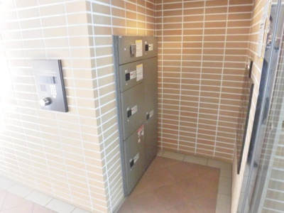 【その他共用部分】 | ロイヤルヒルズ鷺沼 | 共用エントランスには宅配BOXがあるので荷物の受け取りもスムーズに♪再配達を依頼する手間が省けます☆