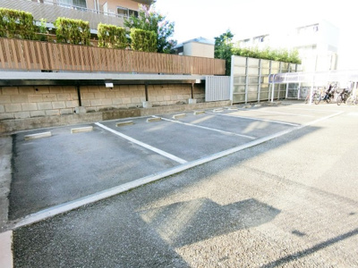 【駐車場】 | ロイヤルヒルズ鷺沼 | いつでも目の届く敷地内に駐車場があります♪荷物がかさばりがちなお買物にも、敷地内駐車場があると便利ですよね☆