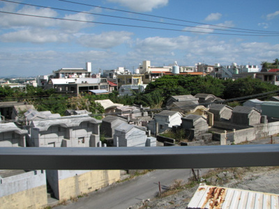 【その他共用部分】 | アペックスハウス弁ヶ岳 | お隣は霊園で、廊下からお墓が見えます
