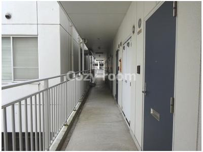 【その他共用部分】 | CASAネッビア | 明るい共有廊下です。