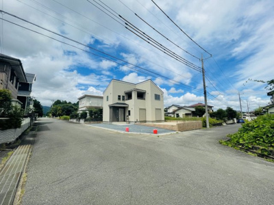 【前面道路含む現地写真】 | リーブルガーデン＊石岡市柿岡２期（全１棟） | 実際に現地で周辺環境や街並み、近隣のスーパーや通学路の安全性、病院、公園・・・など生活のイメージをしてください。