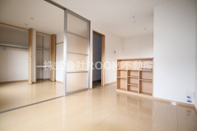 グランシャリオⅡ番館の居間・リビング|こちらの居間で趣味の時間をお楽しみください