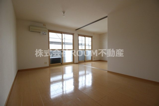 リーフレットエコー　Ⅲ号館の居間・リビング|こちらのリビングで趣味の時間をお楽しみください