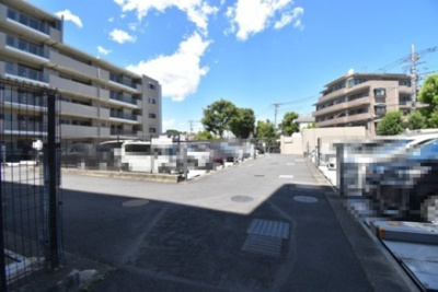 【駐車場】 | プラウドシティ府中 | 時間がない時もらくらくと出し入れできる平置き駐車場。何処へ行くにも軽快に移動できます。