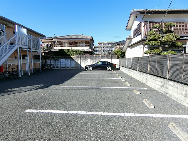 ファミーユ榎本B棟の駐車場