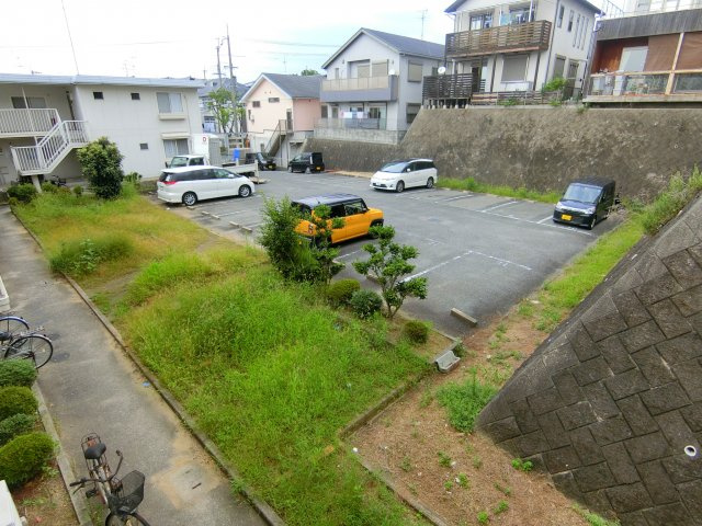 シャトー・ド・イワネ17号館の駐車場