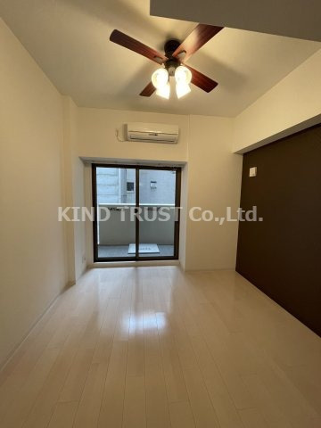 Luxe天神橋の居間・リビング|こちらのリビングで趣味の時間をお楽しみください