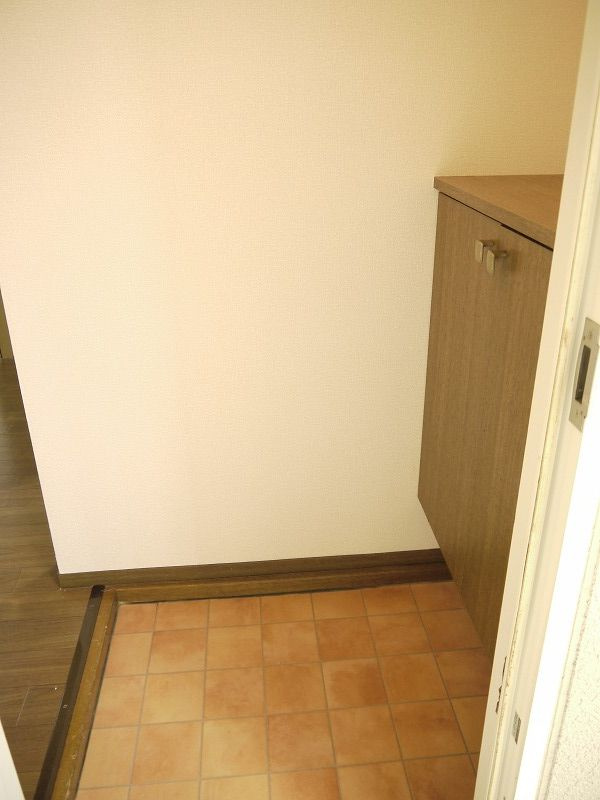 クレール高松山の玄関