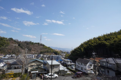 【展望】 | ダイアパレスウエストシティ四季の杜 | 遠くに、瀬戸内の海まで見渡すことができ、
四季の移ろい・爽やかな青空や風を感じられ
自然を愉しめるパノラマビュー。
毎日の暮らしに余裕を感じさせてくれる、
遮る物の無い開放的な眺望を是非！