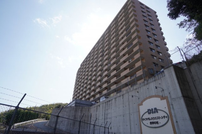 【外観】 | ダイアパレスウエストシティ四季の杜 | 【耐震性】
耐震性の高さを判断するポイントは、
建築確認申請日が1981年6月1日以降の
新耐震基準に適合しているかどうか。
震度６程度の大地震でも
建物が崩壊しないレベルが基準になりました。
