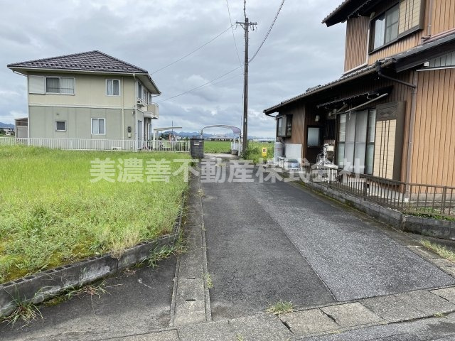 ５７２７７　揖斐郡揖斐川町福島土地の前面道路含む現地写真
