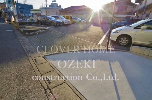 エマーレ北越谷の駐車場