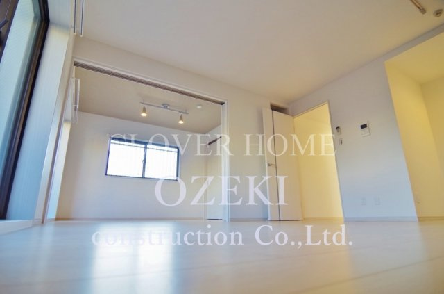 エマーレ北越谷の居間・リビング|※写真は別部屋のもの