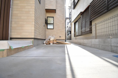 【駐車場】 | 府中市栄町三丁目 | 玄関横の駐車スペースは買い物帰りで荷物が多くても楽ですね。前面道路も広いので車庫入れもしやすいです。
