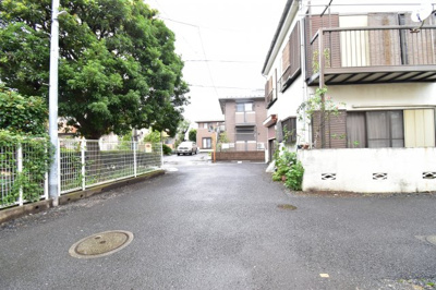 【前面道路含む現地写真】 | 府中市栄町三丁目 | 前面道路は閑静な住宅地の通りとなるため、車通りは多くありません。 安心して車庫入れ可能。