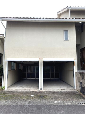 【駐車場】 | 三田市学園6丁目中古戸建 | 雨の日でも作業しやすいシャッター付きインナーガレージ！！