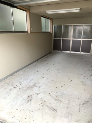 【駐車場】 | 三田市学園6丁目中古戸建 | 奥にはキャンプ用品など収納できるスペースございます♪