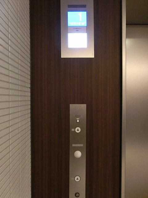ParkAxis浅草橋二丁目の設備|パークアクシス浅草橋二丁目の鍵がないと作動しないモニター付セキュリティエレベーターです