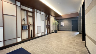 【エントランス】 | 外と内をつなぐエントランスは、まさに顔となる場所。格調高い雰囲気を漂わせて上質な空間を作り出します