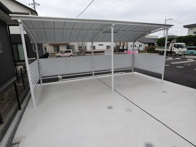 イーストヒルズEの駐車場