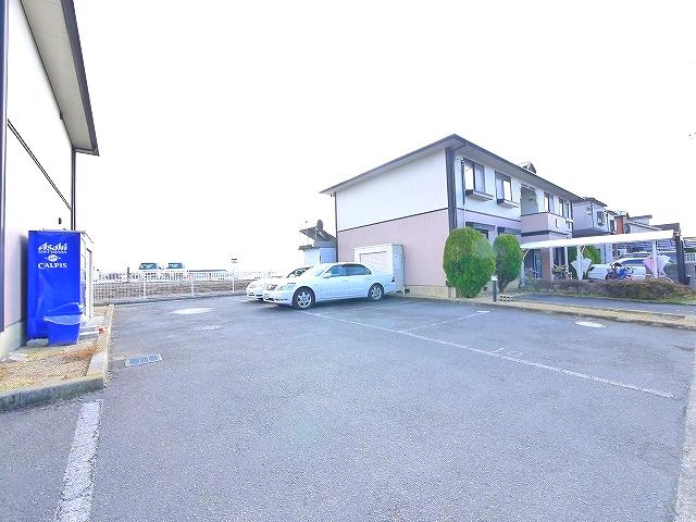 アビタシオン三宅Aの駐車場|車をお持ちの方に嬉しい駐車場付きの物件です