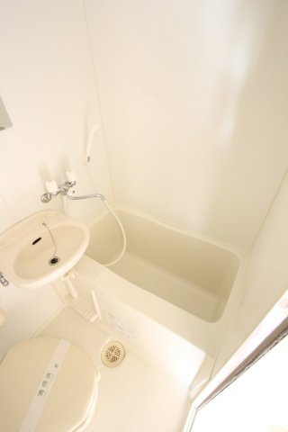 エコルステージ東白楽の浴室|同アパートの参考写真です。