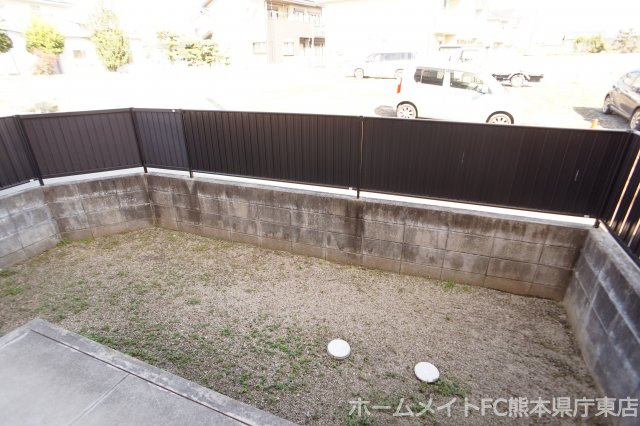 熊本市東区沼山津２丁目のアパートのバルコニー