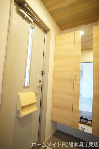 熊本市東区沼山津２丁目のアパートの玄関