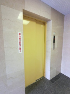 【その他共用部分】 | お買い物時やベビーカーの出し入れに便利なエレベーター付です。