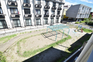 【展望】 | すぐ近くにはお子様が遊ぶことが出来る広場あり！バルコニーからお子様の姿を見守ることが出来ます！