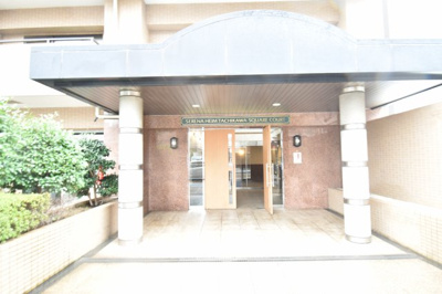 【エントランス】 | セレナハイム立川スクエアコート | シンプルながら、それでいて雨対策もシッカリと考えられたエントランス。マンション全体の雰囲気がワンランクアップ。