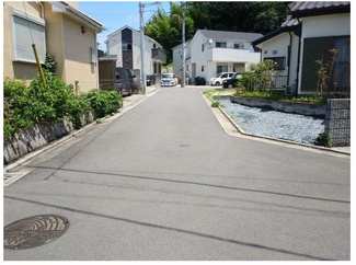【前面道路含む現地写真】