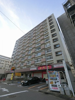 【外観】 | 総戸数１８０戸、昭和４８年８月築、管理人は日勤勤務につき管理体制良好です♪
