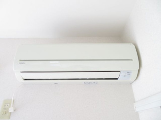 【設備】 | アゼリアコートC棟 | エアコン1台付　同タイプの別の部屋の写真です