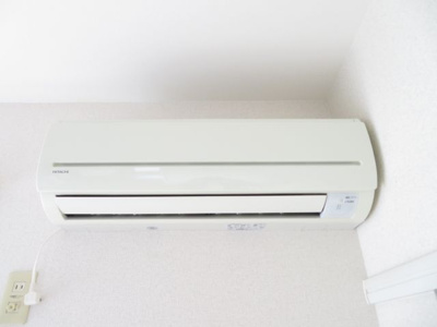 【設備】 | アゼリアコートC棟 | エアコン1台付　同タイプの別の部屋の写真です