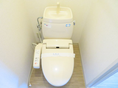 【トイレ】 | アゼリアコートC棟 | 洗浄便座付き　同タイプの別の部屋の写真です