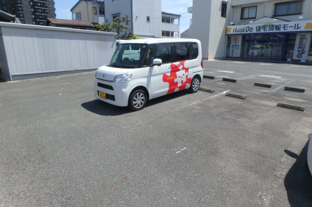 クレードル杉江ビルの駐車場