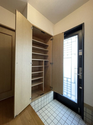 【玄関】 | クレールテラスI【SHM】 | シューズボックスがあるので玄関がすっきり片付きます♪お客様のお出迎えもスムーズに☆