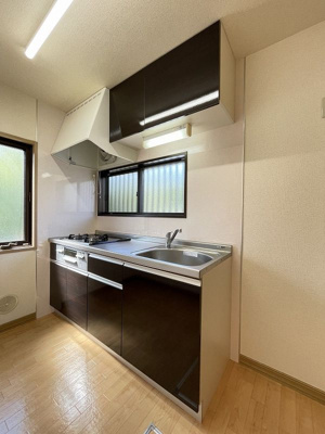【キッチン】 | クレールテラスI【SHM】 | 3口ガスコンロ・グリル付きのシステムキッチン！