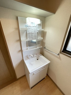 【洗面所】 | クレールテラスI【SHM】 | 忙しい朝にあると嬉しいシャンプードレッサー完備！朝の準備もラクラク☆お化粧するときにも大活躍です！