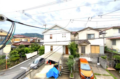 【展望】 | 宇治市木幡御蔵山　中古戸建 | 車で約5分に《MOMOテラス》《イズミヤ》がありショッピングや外食が楽しめます。もちろん、徒歩圏内にもスーパー・コンビニ・金融機関などが揃っています。