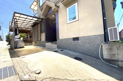 【駐車場】 | 宇治市木幡御蔵山　中古戸建 | 駐車場にはカーポートもございます。角地ですので運転が苦手な方でも駐車は安心ですね。