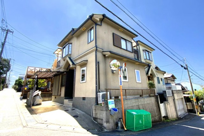 【前面道路含む現地写真】 | 宇治市木幡御蔵山　中古戸建 | 現地に立っている旗『YuiHome（ゆいホーム）』のお店です♪お問い合わせは【お電話】または【✉お問い合わせ】ボタンでどうぞ！お待ちしております！！