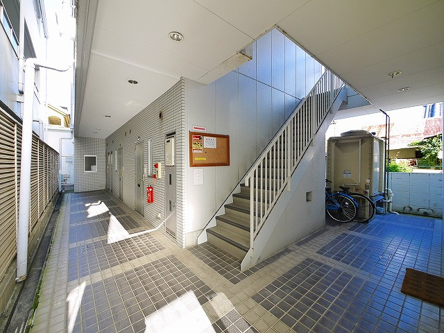 シティパレス柳町P-3のその他共用部分|見通しの良い通路です