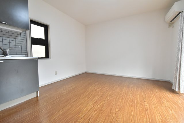 オブリガード西京の居間・リビング|使い勝手のいい洋室です