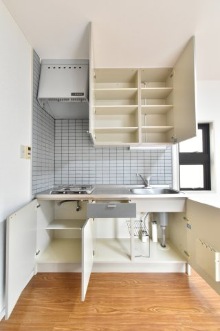 オブリガード西京のキッチン|キッチン収納豊富です