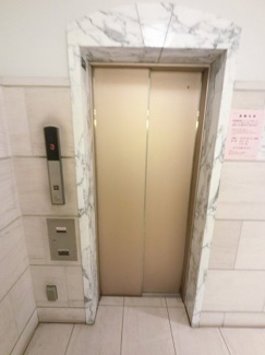 【その他共用部分】 | お買い物時やベビーカーの出し入れに便利なエレベーター付です。