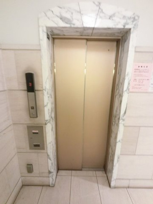 【その他共用部分】 | ロワール市ヶ尾 | お買い物時やベビーカーの出し入れに便利なエレベーター付です。
