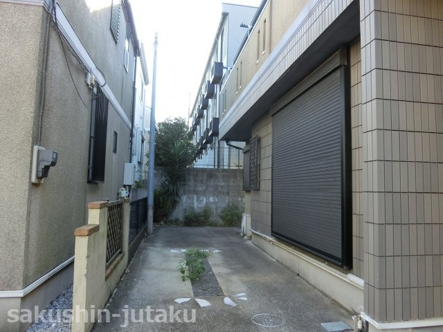 検見川町３丁目　中古戸建の駐車場|カースペース２台（車種によります）